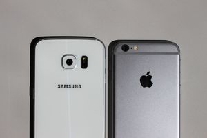 Что лучше приобрести: Apple iPhone или смартфон Samsung? свайп
